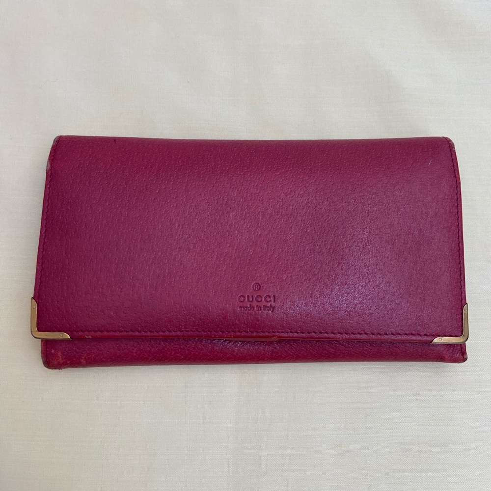 Gucci Wallet 100% Authentic Leather in color raspberry. Retired color.